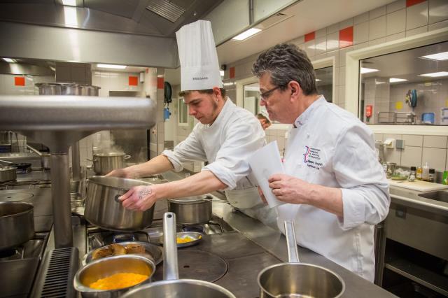 Le candidat Guillaume Desert, sous l'œil attentif de Philippe Cassegrain, jury Cuisine et Maītre Restaurateur