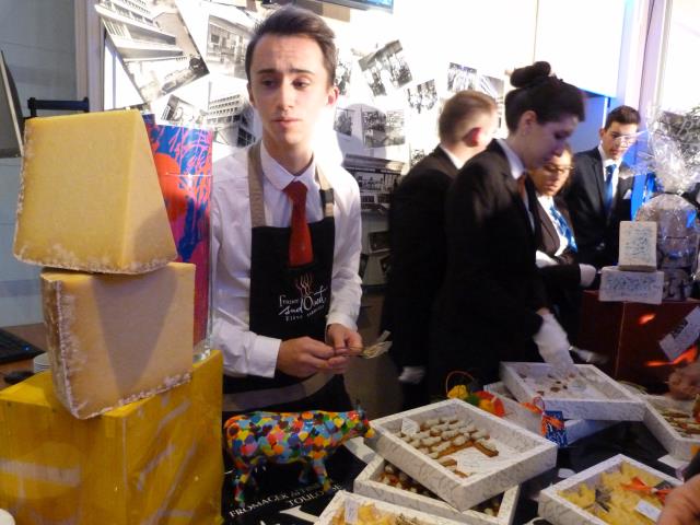 Les étudiants du lycée ont assuré le service lors de la soirée.