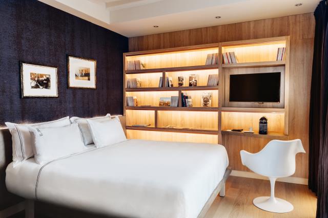 De Saint-Exupéry, André Gide, Vian, Hemingway, Gainsbourg... Chacune des quinze chambres de l'hôtel est dédié à une personnalité qui a 'fait' le quartier