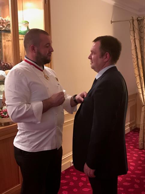 Guillaume Gomez remet à Eric Pras les insignes de chevalier de l'Ordre national du mérite.