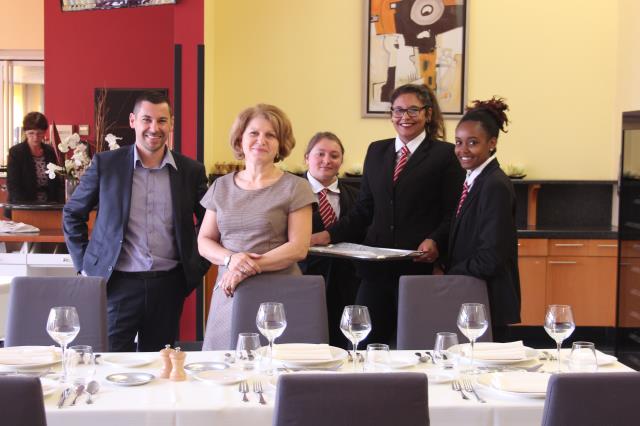 Au centre, Ghania Ben Gharbia, proviseure du lycée Valery Larbaud de Cusset (03), à sa gauche Grégory Leulier, directeur délégué aux formations professionnelles et technologiques, entourés d'élèves dans le restaurant d'application.