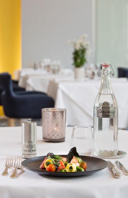 Les chefs sont formés à la cuisine diététique. Ils ont reçu le prix de l'innovation de l'ESPA, European Spa Association, pour la cuisine à l'eau de Vichy Célestins en 2014.