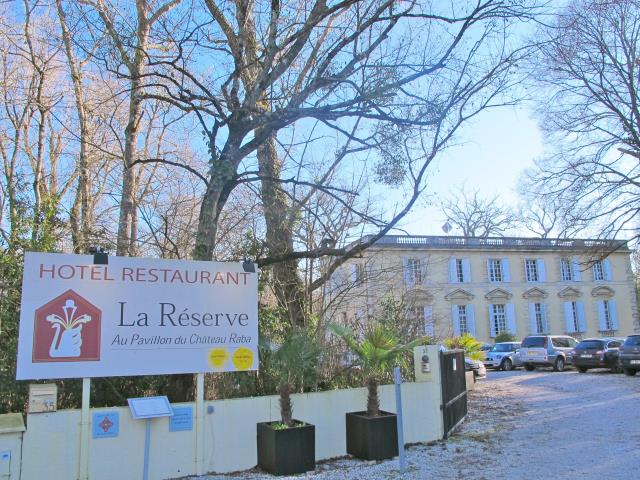 Inscrit à l'inventaire des Monuments historiques, le bâtiment et le parc de La Réserve au Pavillon de Château Raba datent du XIXe