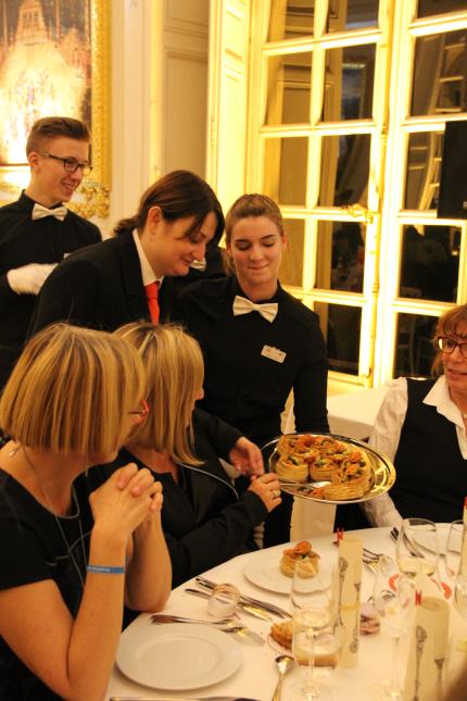 Côté salle, les élèves ont assuré le service durant tout le repas, ajoutant notamment la touche de sauce à la croustade Nantua une fois celle-ci déposée dans l'assiette du convive. La sauce avait également était préparée au lycée en amont.