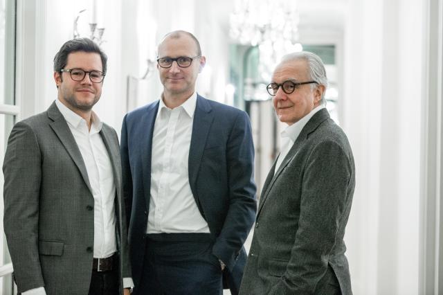 De g. à d. : Emmanuel Marill, directeur France de Airbnb, Xavier Alberti, directeur général de Châteaux & Hôtels Collection et Alain Ducasse, président de Châteaux & Hôtels Collection.