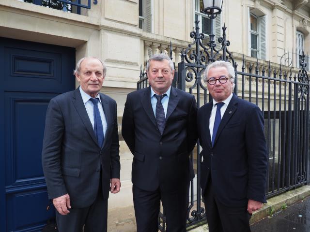 De g à d : Jacques Barré, Roland Héguy et Didier Chenet au sortir d'une réunion jugée positive par les professionnels.