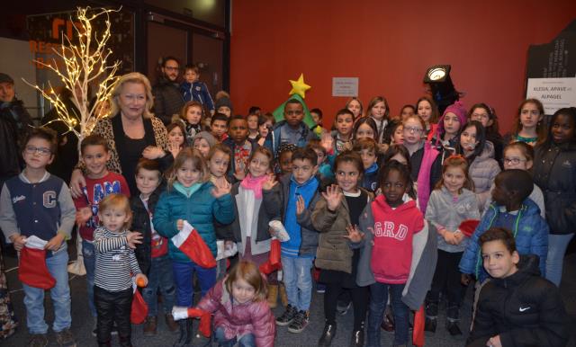 Fabien Zebbar et Danièle Chavant, respectivement président et vice-président de l'Umih38 avec les enfants des adhérents et de leurs salariés à l'issue de la séance de cinéma.