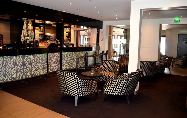 L'hôtel situé en zone commercial affiche une décoration sobre et contemporaine.