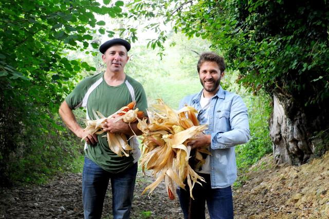 Le producteur de maïs Jon Harlouchet et le chef Julien Duboué au pays basque