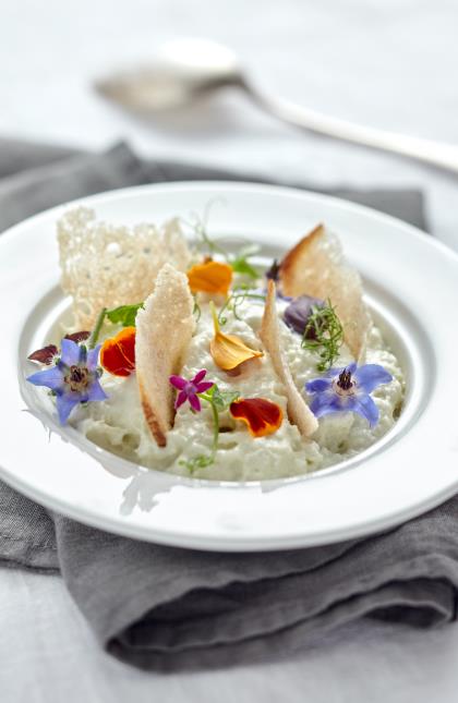 Émulsion Roquefort, tuile de pain, salade de fleurs.	