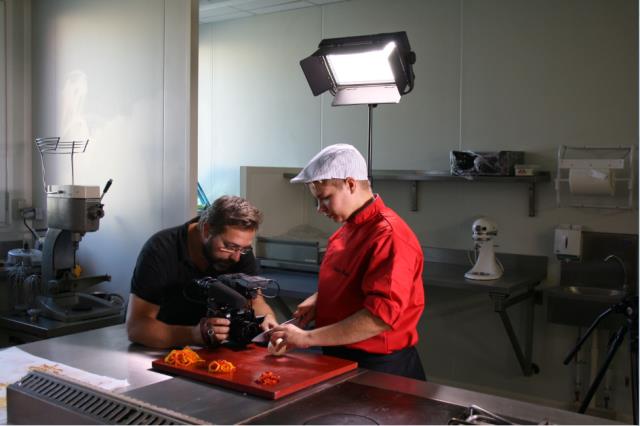 En plus de plans larges sur la cuisine d'application, des gros plans ont été faits sur un déglaçage de légumes, un taillage de légumes, le grill d'un poulet « crapaudine », le dressage de magnifiques assiettes colorées.