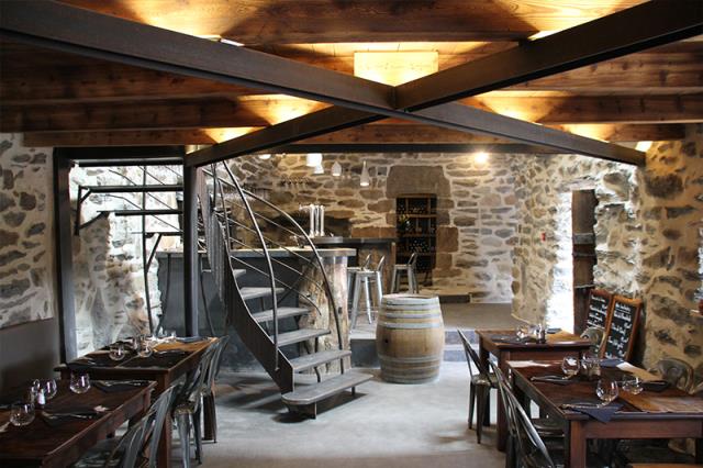 Le corps de ferme a été restauré en créant en bel équilibre entre la pierre, le bois, le métal et le verre.