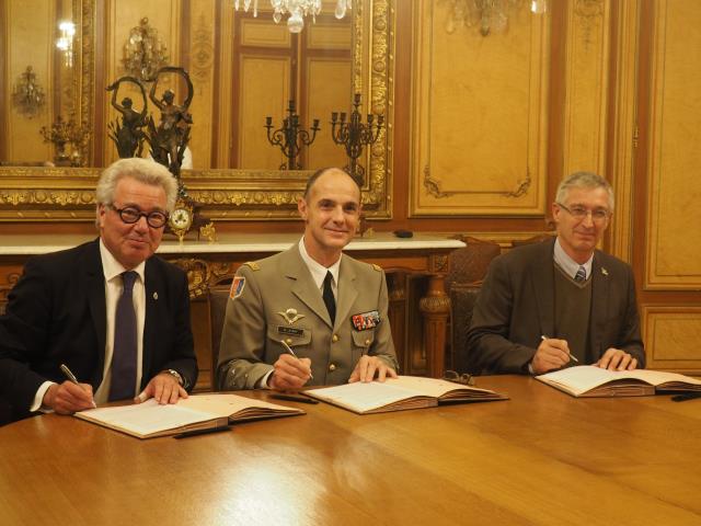C'est dans les salons très prestigieux des Invalides que les trois hommes hommes ont signé la convention : de g à d, Didier Chenet, le Colonel Bruno Le Ray et l lieutenant-colonel Guy de St-Germain.