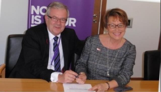 Signature de la charte entre Stewart Mackillop et Christiane Muylaert