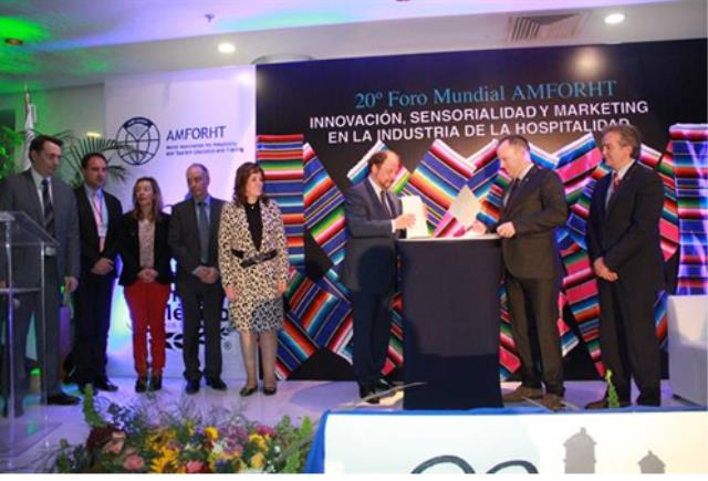 Signature officielle pendant la cérémonie finale du dernier 20ème forum à puebla par les présidents de l'AMFORTH et AHQ