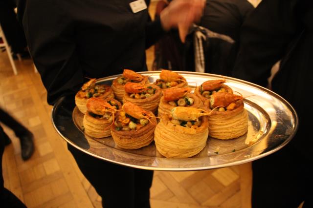 La Croustade Nantua est un feuilletage garni de quenelle de sandre, de queues d'écrevisse et de champignons boutons. Le tout arrosé d'une sauce écrevisse en saucière.