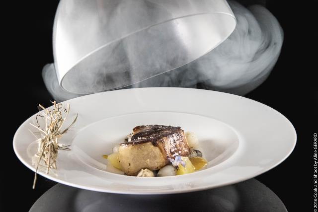 Escalope de foie gras poêlée terre et mer, fumée au foin, réduction de Montagny.