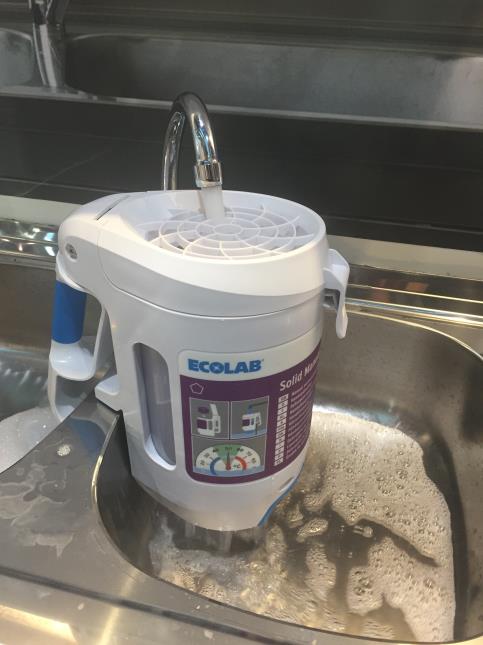 Plus de besoin d'une cave pour stocker ses produits de lavage grâce aux produits solides d'Ecolab.