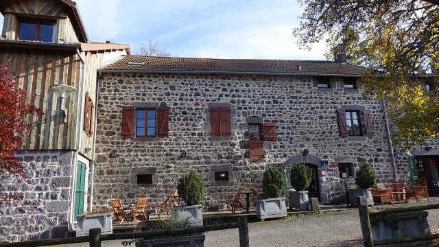 Quinze chambres en 3 étoiles - 103 € avec petit déjeuner. 80 places pour la restauration, ticket moyen 35 €.