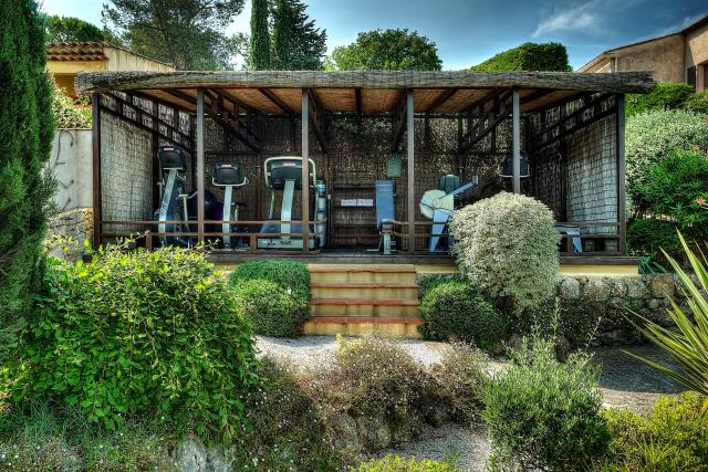Au Mas Candille à Mougins, la salle de fitness est ouverte sur l'extérieure, avec vue sur la plaine de Grasse et les pré-Alpes