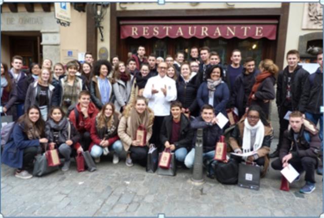 DeDevant le restaurant José María de Ségovie, avec le propriétaire et sa fille