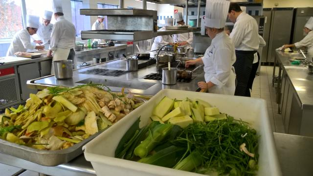 Une partie des épluchures a été gardée pour être cuisinée.
