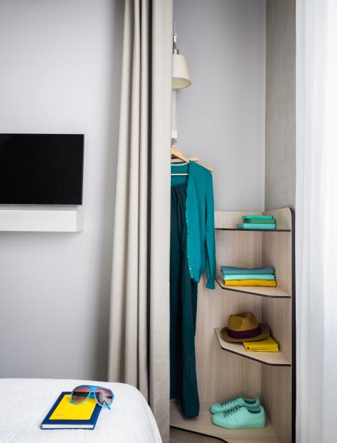 Un dressing ouvert pour tout ranger sans encombrer, à l'hôtel Okko de Cannes (06).