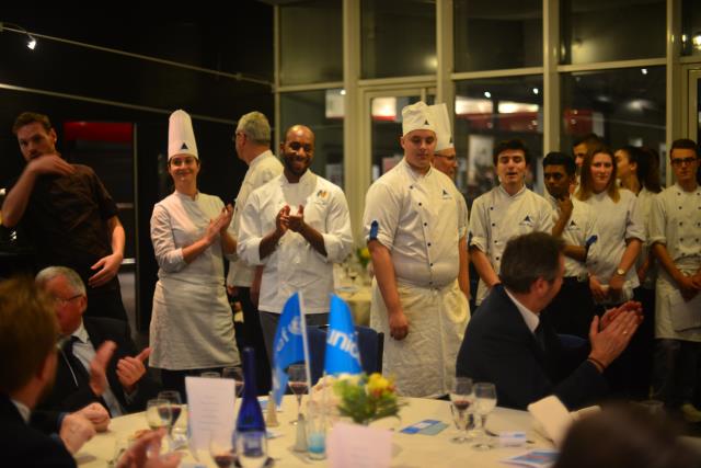 Francis Oge et les brigades qui ont préparé les 180 couverts pour des tables de 10