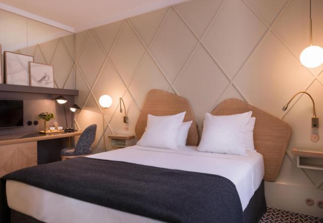 Dans les chambres, les têtes de lit conçues par l'agence d'architecte ressorte sur les murs pastels