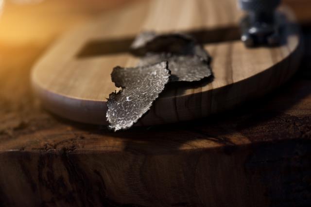 S'ils existe déifférentes variétés de truffes produites en france, elles ont toutes des qualités gustatives différentes, ce qui a un impact sur leur prix.