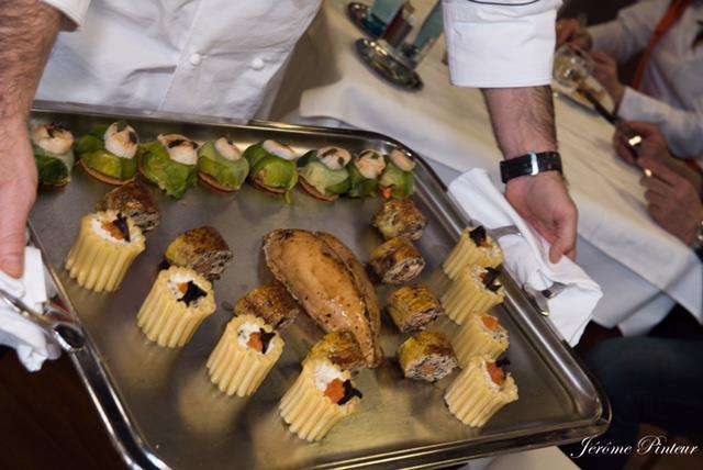 Le plat du gagnant : Poularde en 2 cuissons, cuisse façon Rossini, supręme poché et timbale de macaronis sauce truffée.