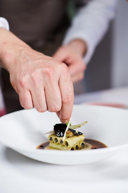 Plat d'Arnaud Donckele 'une pensée à Jean-Louis Nomicos, un chef qui m'a tant apporté' : la pâte zitone de foie gras truffé, gratinée au parmesan de montagne, artichauts violets à l'étuvée.