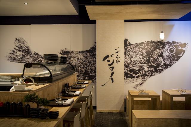 Le comptoir à sushi à l'Izakaya Joyi à Nantes