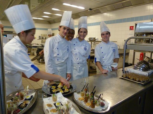 Les étudiants aux fourneaux lors de la soirée du centenaire.