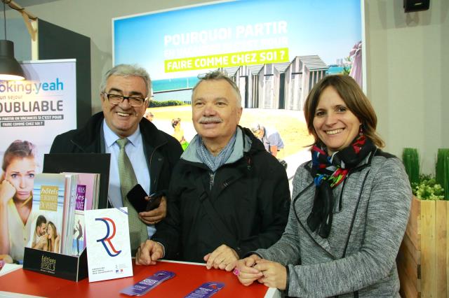 Sur le stand, de g. à d. Francis Attrazic, président de l'association de Maîtres restaurateurs, Joël Giraudeau, président de l'Umih 85 et Emmanuelle Alain, directrice de l'Umih 85