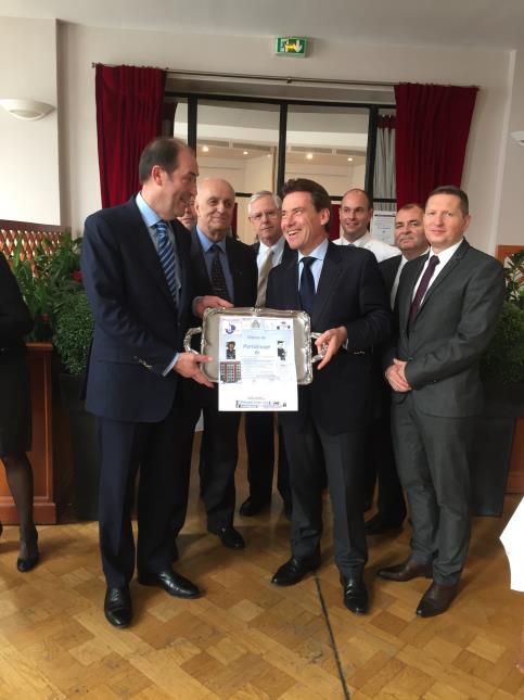 Didier Boidin (au centre), parrain de l'édition 2017 du lycée Jean Drouant prend la succession de Patrick Scicard (à gauche).