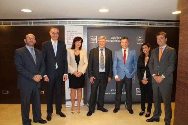 De g. à droite : Sergio Muñoz, directeur commercial de Zenit Hotels, Stéphane Barrand, directeur général SEH, Belen Cabrera, responsable du recrutement Zenit Hotels, Jean Lavergne, président SEH, Javier Catalan, président de Zenit Hotels, Montse Moliné, c