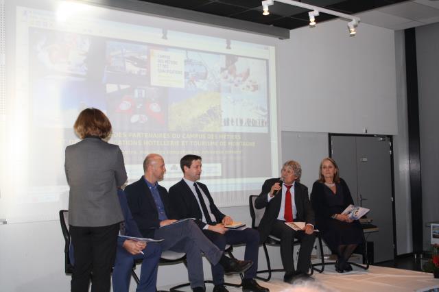 Des échanges riches entre les participants qui ont mis en lumière la nécessité de la maîtrise des langues étrangères, incontournables dans les métiers du tourisme et la maîtrise d'un savoir-être indispensable à l'optimisation de la qualité de l'accueil su
