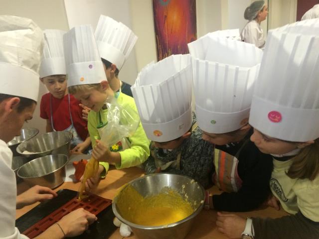 Répartis en plusieurs groupes, les enfants ont réalisé plusieurs douceurs comme des financiers à la carottes, des sablés au parmesan et herbes de Provence, ainsi que des rafraichissements