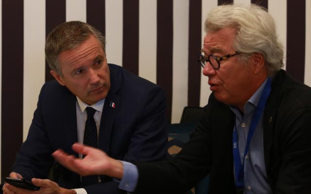 Nicolas Dupont-Aignan en grande discussion avec Didier Chenet.