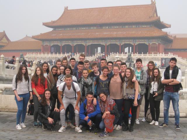 Les lycéens devant la Cité interdite. Ils ont pu visiter également la Grande Muraille, des temples...