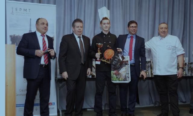 photo d'Adrien Prineau (au centre), 3ème lauréat de la catégorie apprentis et titulaire d'une MC Pâtisserie de l'EPMT, entouré à gauche, de Dominique Antract, Président de la Confédération de la Boulangerie du Grand Paris et de Pascal Barillon, boulanger 