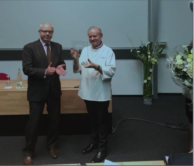 Professeur Michel Rochat, CEO du Groupe EHL, et Joël Robuchon