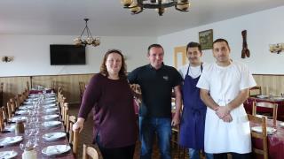 Muriel et Didier Teyssot avec Aurélien Duinat, en cuisine, et Vincent Royer, en service dans la...