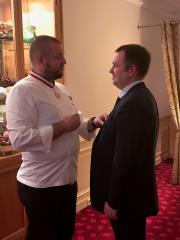 Guillaume Gomez remet à Eric Pras les insignes de chevalier de l'Ordre national du mérite.
