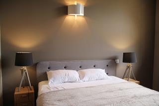 L'hôtel compte cinq chambres pour une capacité totale de 18 places.