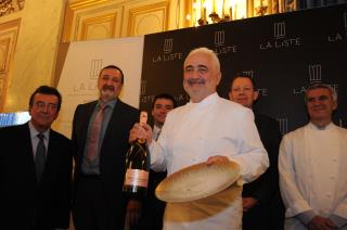 Philippe Faure, président de La Liste, Guy Savoy et son équipe, dans les salons du Quai d'Orsay.