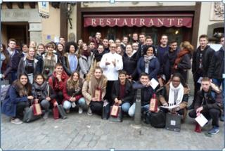 DeDevant le restaurant José María de Ségovie, avec le propriétaire et sa fille