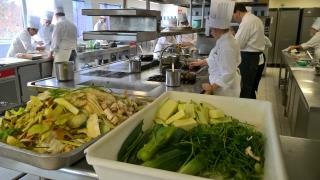 Une partie des épluchures a été gardée pour être cuisinée.