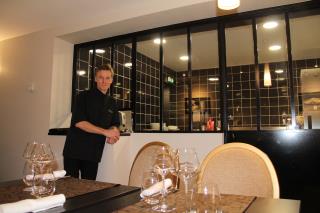La cuisine vitrée permet aux clients d'assister à l'élaboration des plats et de constater...